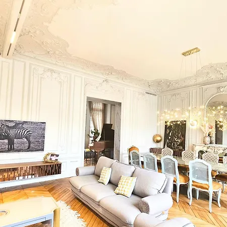 Luxury Family Near The Eiffel Tower
