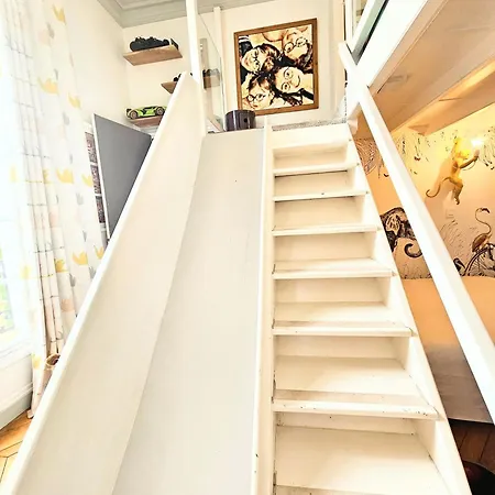 Luxury Family Near The Eiffel Tower *