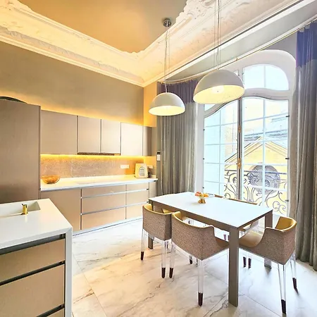 Luxury Family Near The Eiffel Tower