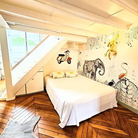 Luxury Family Near The Eiffel Tower *