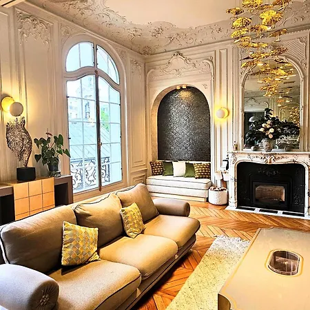 Luxury Family Near The Eiffel Tower Paris