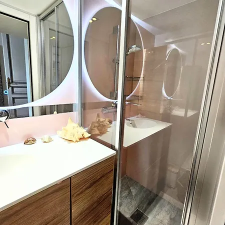 Luxury Family Near The Eiffel Tower