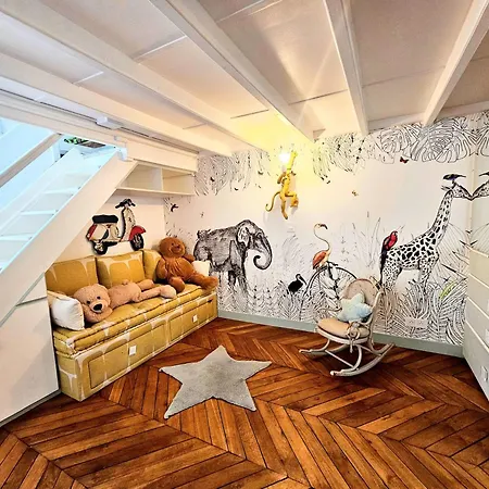 Luxury Family Near The Eiffel Tower *