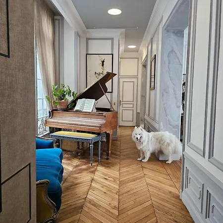 Luxury Family Near The Eiffel Tower *