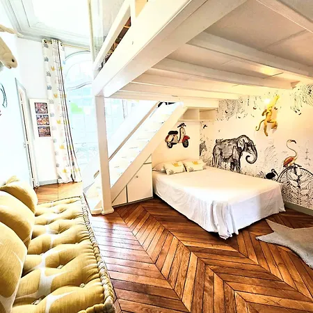 Luxury Family Near The Eiffel Tower * Paris