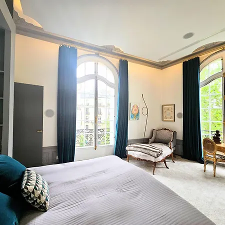 Luxury Family Near The Eiffel Tower