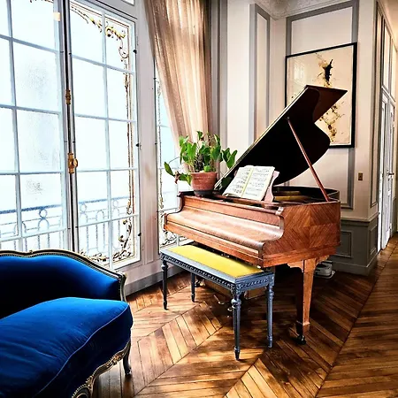 Luxury Family Near The Eiffel Tower * Paris