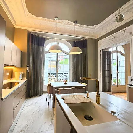 Luxury Family Near The Eiffel Tower *
